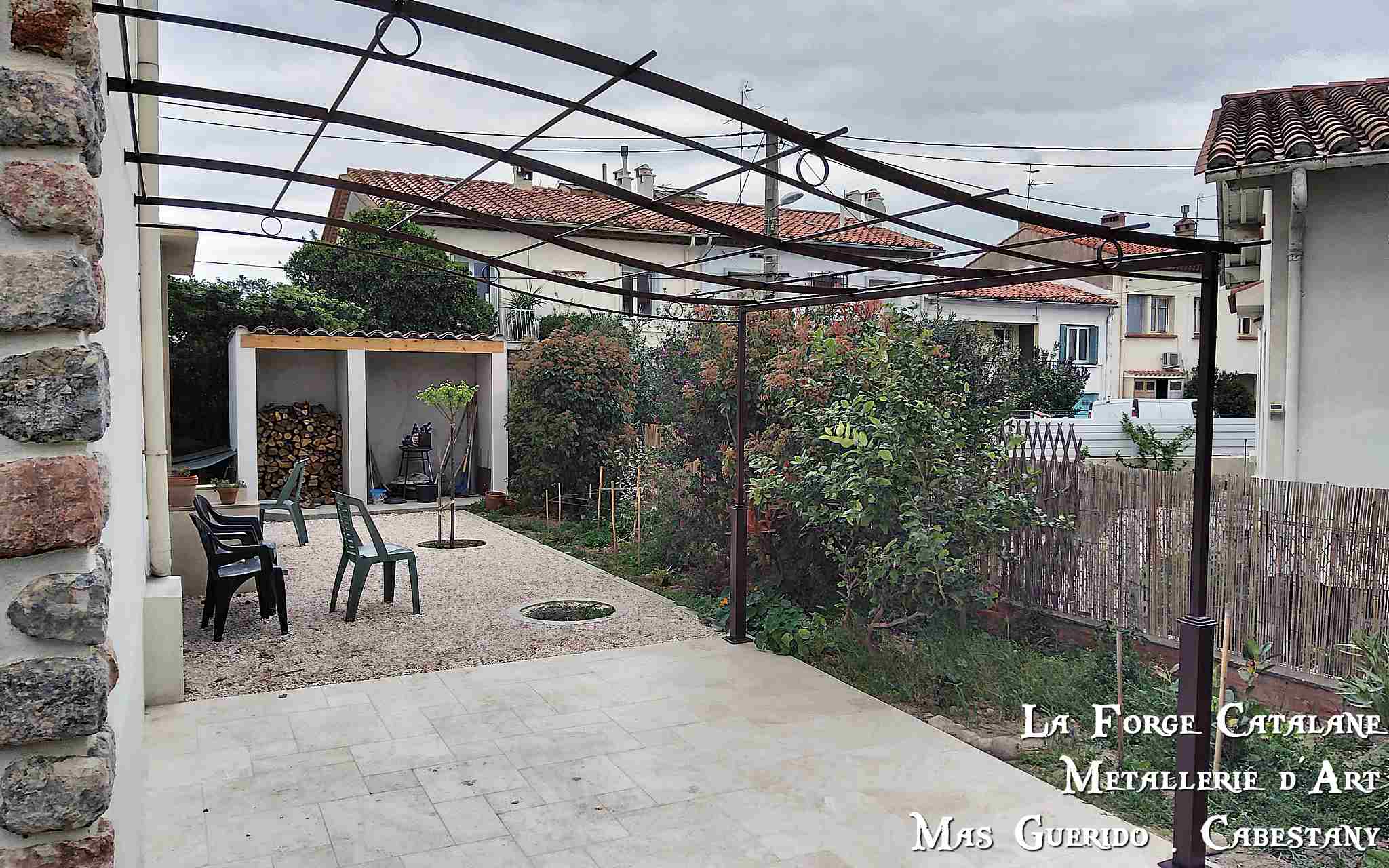 pergola en fer en demi chapeau de gendarme avec frise avec cercles forge catalane.jpg
